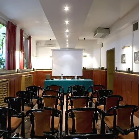 德尔缪斯酒店 3*